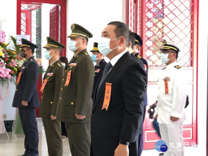 新北秋祭典禮在警察樂隊及國樂團莊嚴演奏聲中進行，市長侯友宜擔任主祭官，向祠內奉祀的241名烈、義士及軍、警、消上香、獻花表達追思之意