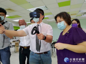 
市議員施志昌體驗大甲國中的自造3R（AR、VR、MR），見無車輛可以拖行夢想行動教室，將協助爭取經費，讓夢想行動教室能重新上路。（記者陳榮昌攝）
