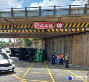 楊梅區楊新路縱貫線鐵道橋下涵洞又傳出貨櫃聯結車翻覆事件。

