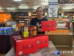 梅子夢工場張志雄場長介紹配合疫情時事，秋節推出台灣梅事禮盒。 (圖/記者賴淑禎攝)