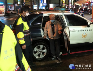 雨天老翁獨坐店前　警察覺有異助其返家