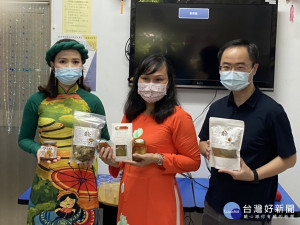 新北市政府文化局專委王錦華受邀出席越南文化會推出的新住民醬菜–越式三醬產品成果展示記者會 （記者黃村杉攝）