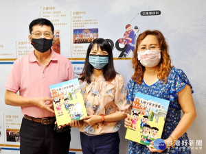 新莊區頭前國中退休老師劉芳郁女士於日前捐贈新北市政府客家事務局「生趣个客家漫畫」100冊 