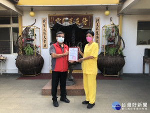 新北市榮民服務處副處長李毓錫(左)代表受贈物資，並回贈感謝狀由行天武聖宮妙香師姐(右)代表接受