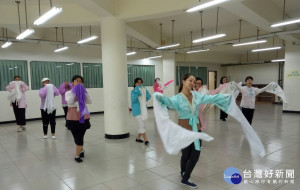 新莊有戲窟‧作夥來滾歌仔邀請「財團法人廖瓊枝歌仔戲文教基金會」策劃8場工作坊與1場講座，期待藉由歌仔戲文化向下扎根，培育傳統藝術人才