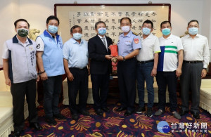 新北市議會議長蔣根煌今(7日) 致贈轄內駐軍單位加菜金