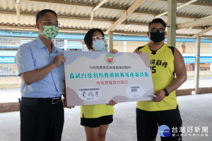 青宏牧場與畜試所簽技術移轉，產官合作。（記者扶小萍攝）