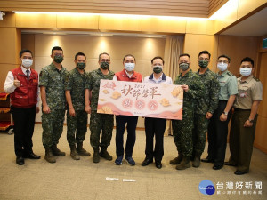 侯友宜致贈7個駐軍新北的國軍部隊秋節慰勞金