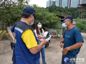 環保局稽查員於汐止大同路1段附近巡查時，發現一空地遭棄置的大量剩餘土石方，經與警察局汐止分局調閱附近監視器畫面追查