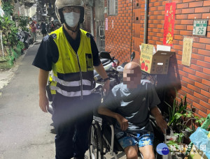 8旬陳阿公坐在輪椅上卡在道路上動彈不得，身旁車輛呼嘯而過，情況緊急。員警一個箭步衝上前用力一推，化解了阿公的馬路驚魂記