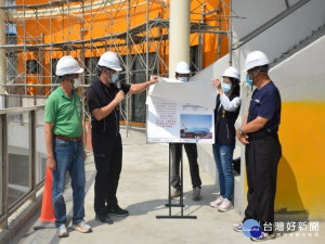 
外埔國際慢速壘球運動園區工程，遭遇原物料大漲，導致工程延宕、設備經費不足，十日運動局長李昱叡說明吳敏濟爭取追加的六千萬元做最後的各項設備工程費用途。（記者陳榮昌攝）