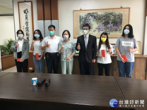 鄭憲欣夫婦（左起三、四）贈助學金予南投高中考上大學同學。（記者扶小萍攝）