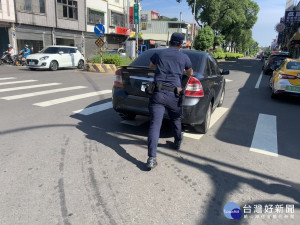 女子駕車拋錨佇路中，熱警揮汗推車即刻救援