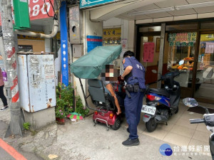 日正當中電動代步車故障，八德警協助身障人士返家