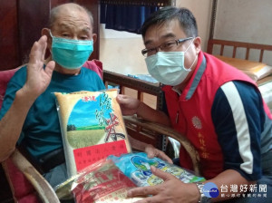 新北市榮服處李毓錫副處長(右)秋節前至大坪林退舍訪慰榮民長輩