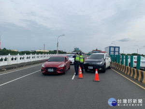 警力執行區域聯防封鎖路檢，有效遏阻酒駕及危駕/李光揚翻攝