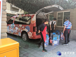 社會局提供的育兒寶貝袋玩具組合，由行動玩具車分送到深坑、淡水、板橋等防疫旅館給小朋友玩