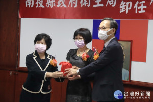 南投縣衛生局長陳南松（右）接下印信。（記者扶小萍攝）