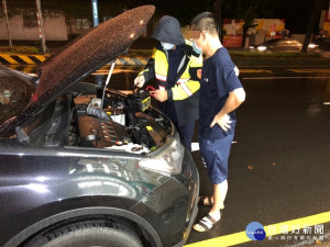 楊梅分局員警在颱風夜巡邏時，協助民眾將車輛發動安全返家。

