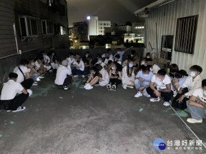 警方查緝失聯移工，發現百人宴會違反防疫規定

