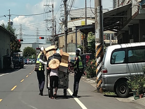 警員協助推回收車。林重鎣攝