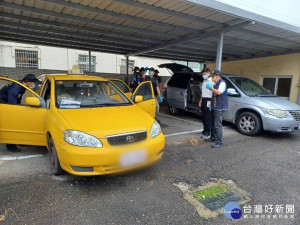 驚方在計程車後車廂發現一具女性遺體/李光揚翻攝