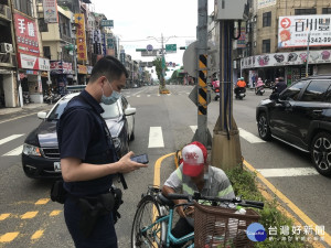 炙熱午後迷途老翁外出困車陣，中壢警方協助返家