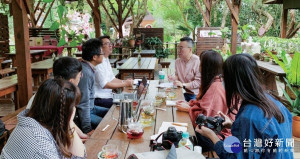 師生團隊深入新社中和社區與在地職人交流。(圖/嶺東科技大學)