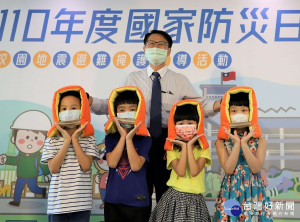 新北市今(16)日因應防疫首次辦理線上「校園防災示範演練」，副市長陳純敬發表全國首創專屬設計的防災頭套