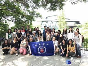 中原大學向鴻全老師(圖中)之「在地敘事探究」通識課，參訪淡水八里雲門舞集練舞場。