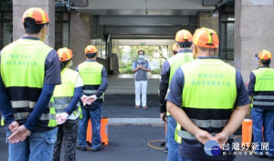 為了復學後全校師生的環境安全，環保局馬不停蹄地進行校園環境裡裡外外大消毒

