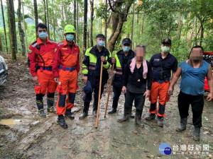 警消找到採筍失踨老翁。林重鎣攝

