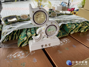 紫南宮感謝大眾捐血贈錢母。（紫南宮提供）