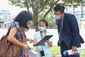 美國在台協會外交官Brian-Chen細心指導小導覽員