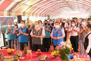 青園國小第一期校舍工程開工典禮中，桃園市長鄭文燦與貴賓們共同焚香祈祝工程順利平安。