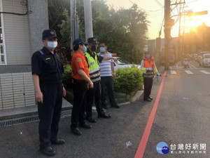 
大甲警分局為中秋連續假日交通順暢，編排員警與義交加強交通疏導管制，分局長吳燕山親自到現場勘查執行情況。（記者陳榮昌攝）
