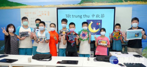 萬里國中校長陳玉桂、越語老師阮采婷、資訊組長蔣銘宗協同新住民學生製作互動式電子賀卡，提前過越式中秋節