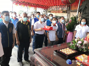 市長侯友宜今(20)日上午前往建廟逾160年歷史的三重同仁宮廟參拜祈福