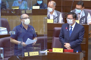 針對地方教育建設，桃園市議員劉勝全質詢桃園市長鄭文燦。