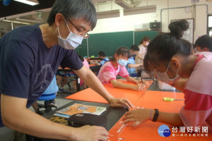 平鎮國中利用資源設計課程，讓學生自己製作午餐防疫擋板