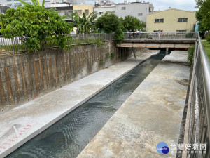 水利局為解決東門溪散發惡臭的問題，將原先較寬及平緩之渠道改變成子母溝型式