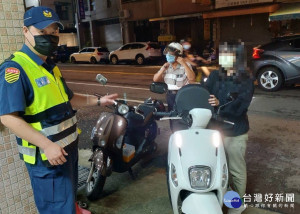 警方協助女大生。林重鎣攝