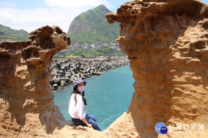 位於水湳洞漁港東方的地質景致—「大野狼與小綿羊」