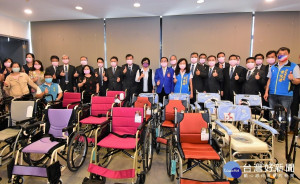 鹿港東區扶輪社捐贈大批輔具。圖／彰化縣政府提供  