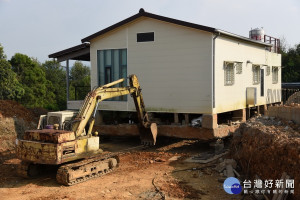 縣府幫屋主移動近五十公尺房屋以便道路打通。（縣府提供）