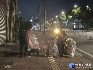 員警巡邏經過現場協助將散落在各處的垃圾、回收物等物品撿齊裝入塑膠袋內

