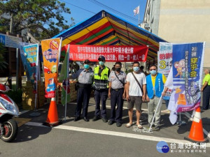 
大甲警分局昨日發起「捐血一袋、救人一命」活動，警方與民眾捐血踴躍，顯得特別溫馨。（記者陳榮昌攝）
