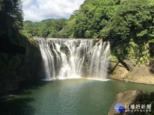 十分瀑布公園擁有全臺最大簾幕式瀑布