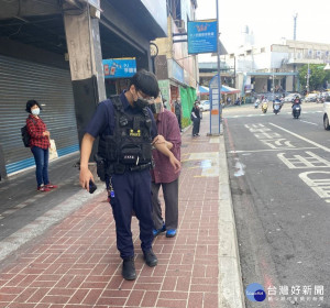 警方將劉女帶返所休息，透過其愛心卡套，聯繫其家屬將其帶回。

