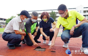 校園跑道坑洞立委爭取經費舖平。林重鎣攝